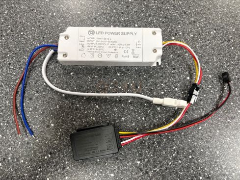 Q24U Driver LED 12V 3A 36W avec interrupteur tactile et sortie 230V pour chauffage de miroir – Modèle GWV-3612-L
