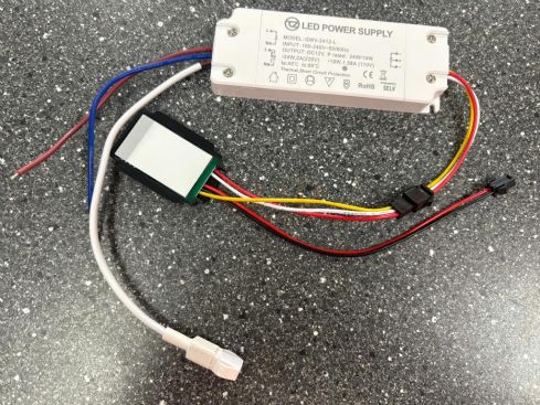 Driver LED 12V 2A 24W avec variateur tactile et sortie 230V pour chauffage de miroir – Modèle GWV-2412-L